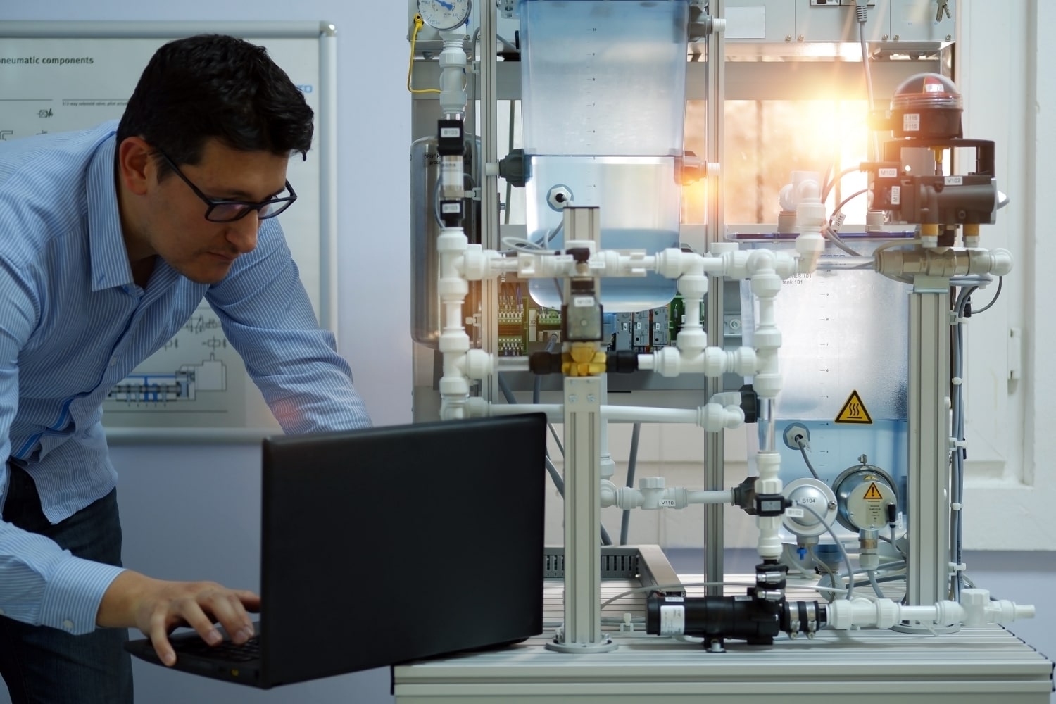 Maschinenautomatisierung mit SPS-Programmierung: Grundprinzipien und Techniken