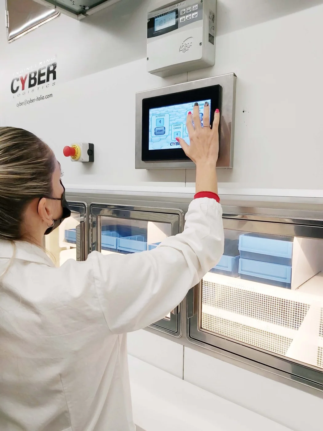 Temperaturgeregeltes Vertikallager Cyber Klima Cargo mit Touch-Bedienpanel
