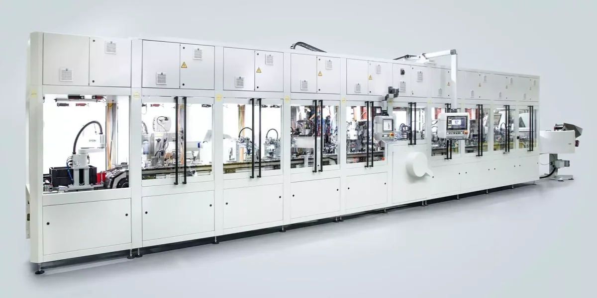 Von HARTING Applied Technologies entwickelte automatische Montage- und Prüfanlage mit mehreren Stationen