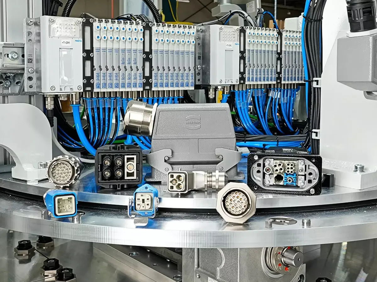 Verschiedene HARTING Han Rechtecksteckverbindergehäuse und Kabelanschlüsse an einer Industriemaschine
