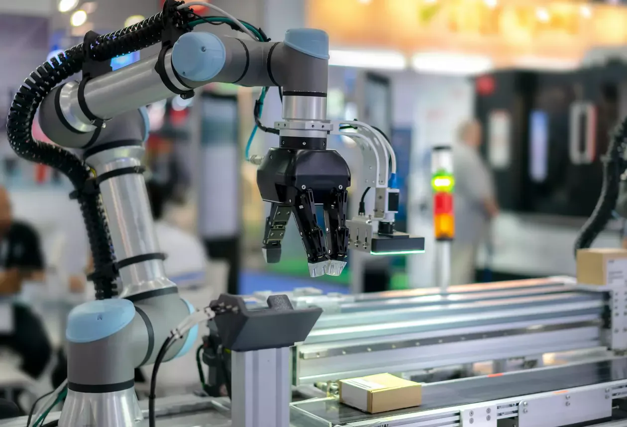 Industrieroboteranwendung mit kundenspezifischem HARTING-Roboterhauptkabelbaum