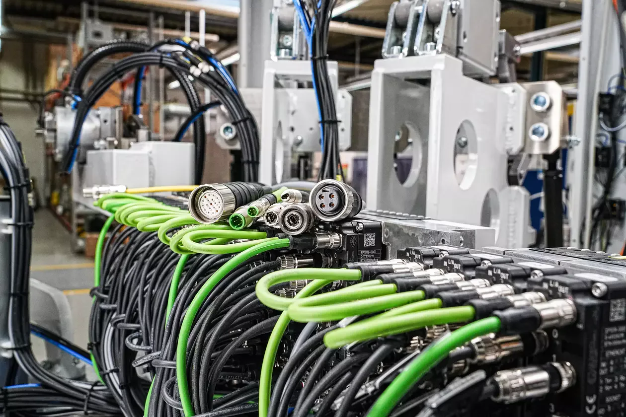 HARTING-Systemkabel mit Rundsteckverbindern und für industrielle Netzwerke an der Maschine