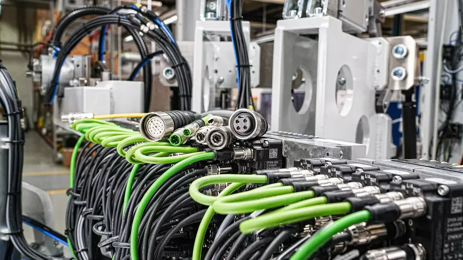 Harting Systemverkabelung: Konfektionierte Kabelsätze und Installationsleitfaden