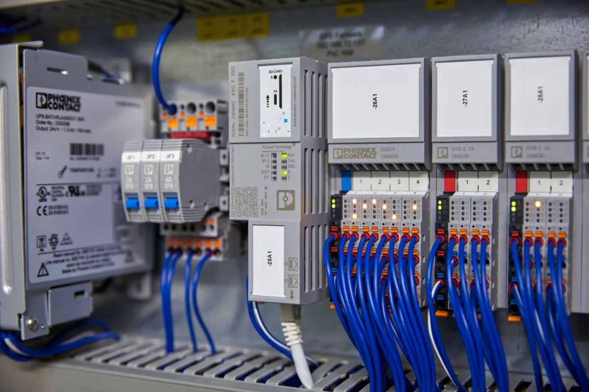 Phoenix Contact Axioline F-I/O-Station im Schaltschrank