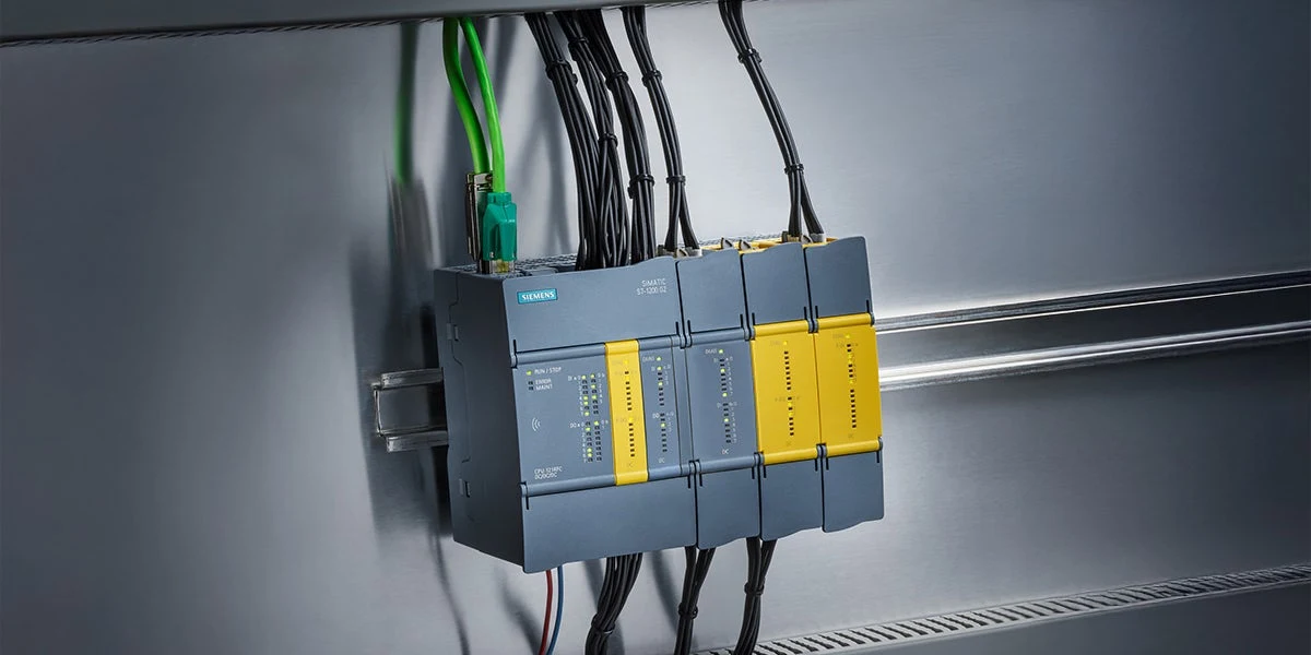 Offizielle Anwendungsansicht der kompakten und fehlersicheren Steuerungsfamilie Siemens SIMATIC S7-1200 G2 im Schaltschrank
