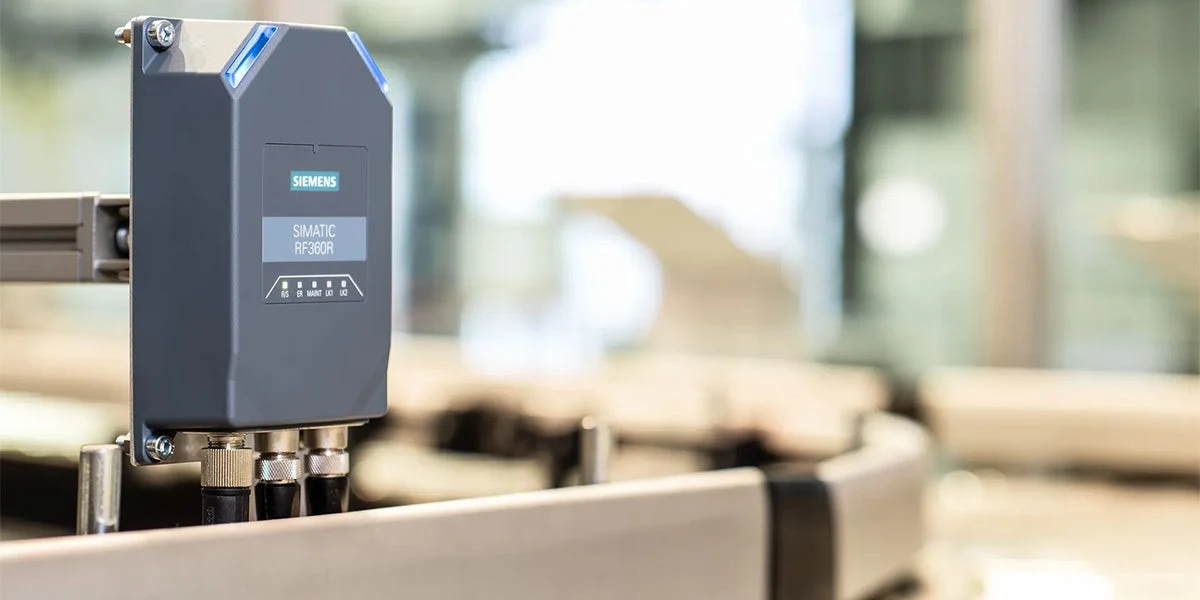 Offizielle Anwendungsansicht eines an einer Produktionslinie montierten Siemens SIMATIC RF360R HF-RFID-Lesegeräts